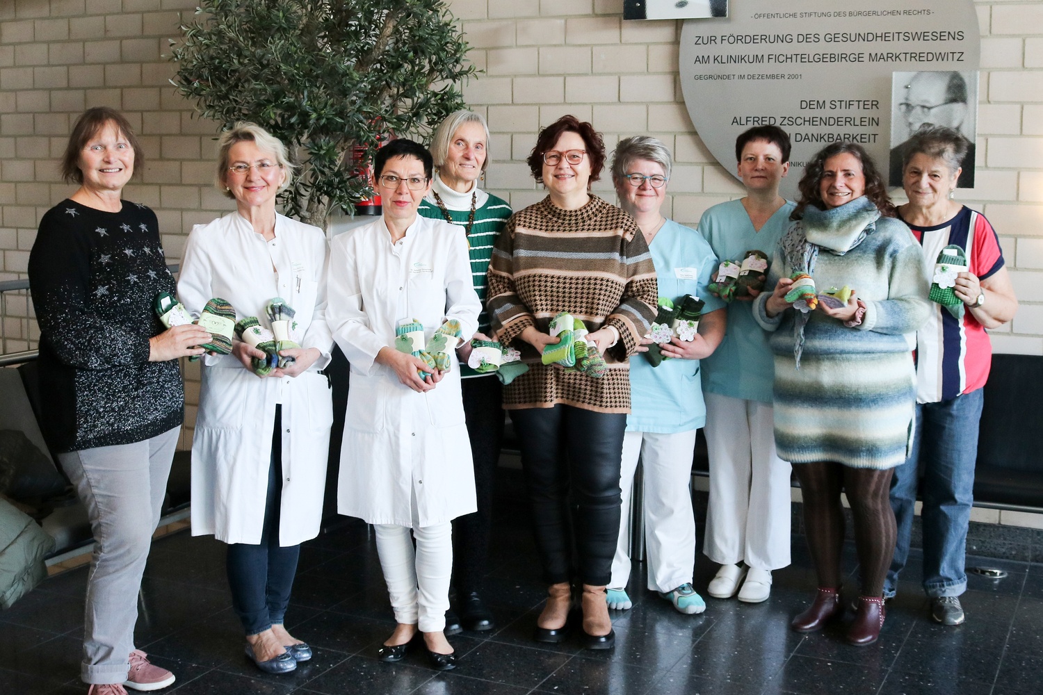 Stricken gegen Krebs: Wie engagierte Frauen durch grüne Socken Hoffnung schenken