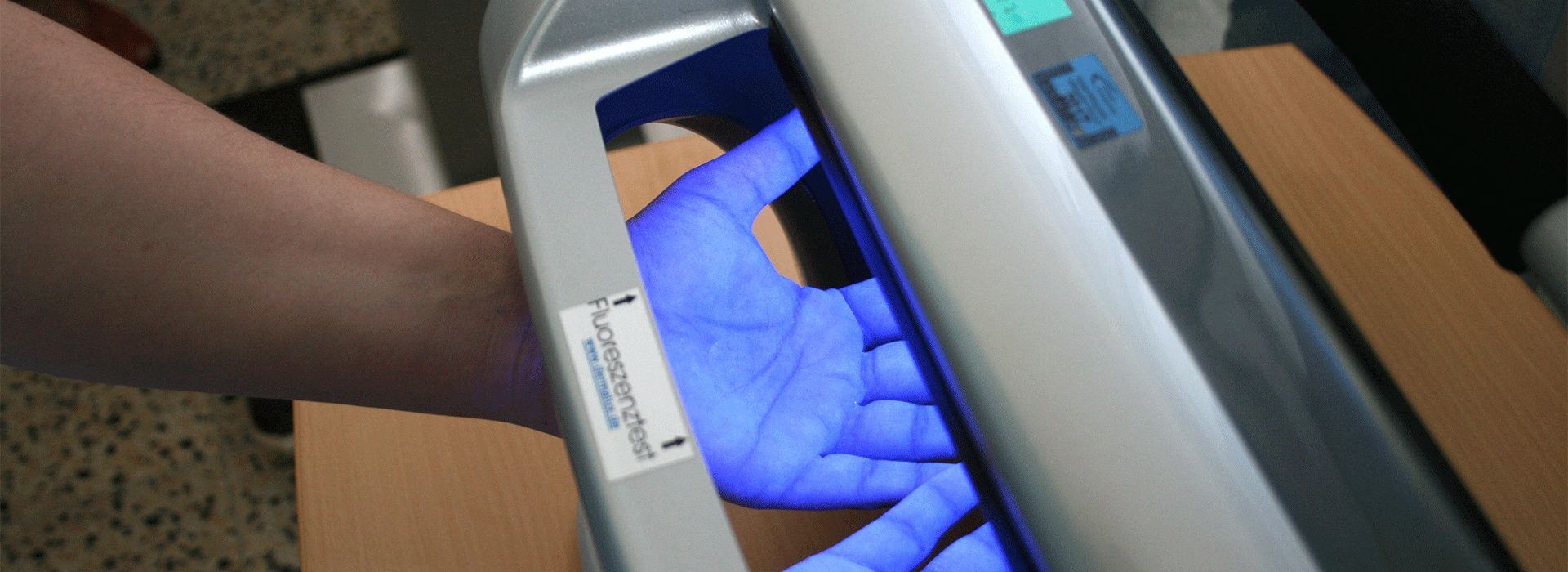 Fluoreszenztest mit Händen
