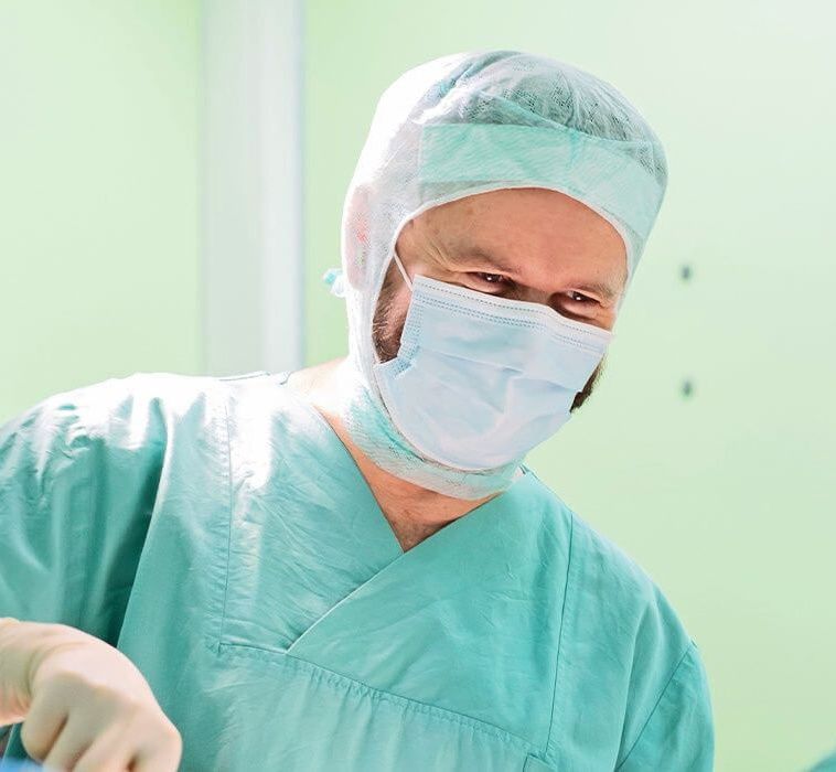 Arzt operiert im Klinikum Fichtelgebirge